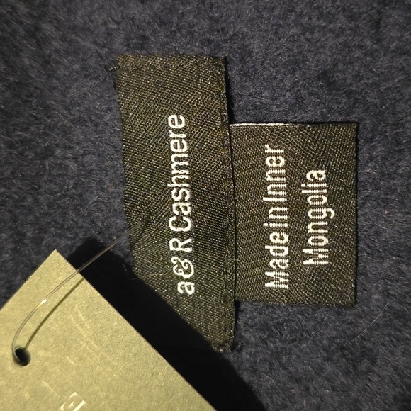 ONE KINGS LANE Solid Cashmere Throw, Navy, Retail Price $295.00US - Picture 4 of 7